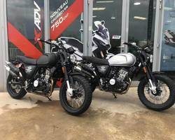 moto noire et grise
